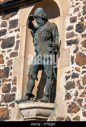 La statue de Robinson Crusoe à Lower Largo, Fife. Lower Largo est célèbre pour ses liens avec Alexander Selkirk, né dans le village en 1676. Banque D'Images