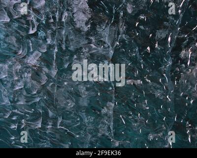 Vue rapprochée de la surface de glace claire et bleue scintillante sur le mur de la grotte de glace Sapphire dans le glacier de Breiðamerkurjökull, Vatnajökull, Islande. Banque D'Images