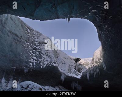 Vue à angle bas d'un grand trou du moulin avec des glaçons au plafond de la grotte de glace de saphir, située dans le glacier de Breiðamerkurjökull, Vatnajökull, Islande. Banque D'Images