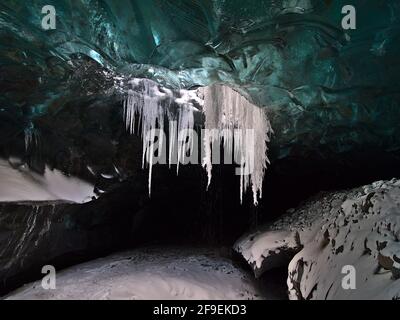 Belle vue sur la grotte de glace Sapphire, située sur le glacier de Breiðamerkurjökull, Vatnajökull, au sud de l'Islande, avec une surface de glace bleue au plafond. Banque D'Images