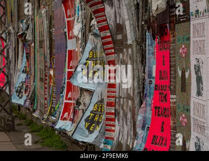 Une photo d'un mur couvert d'anciennes affiches publicitaires. Banque D'Images