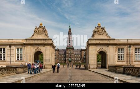 Une photo de l'entrée du palais Christiansborg depuis le pont de marbre. Banque D'Images