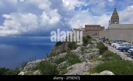 vue panoramique sur une vieille ville au sommet de les montagnes sur l'île de cres Banque D'Images