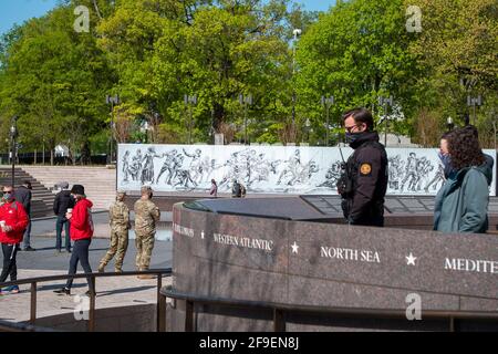 Washington, États-Unis. 17 avril 2021. Les gens s'arrêtent pour voir le nouveau mémorial de la première Guerre mondiale à Washington, DC, le deuxième jour d'être ouvert au public le 17 avril 2021. Le mémorial peut être vu près de la Maison Blanche sur Pennsylvania Ave. (Photo par Tony Peltier/Sipa USA) Credit: SIPA USA/Alay Live News Banque D'Images