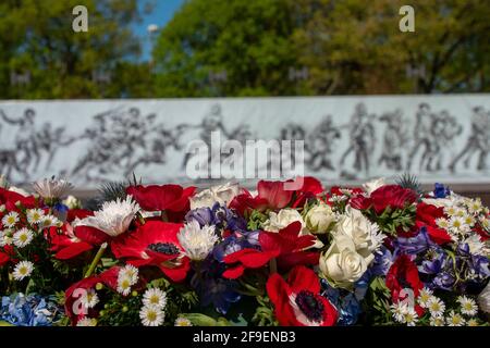 Washington, États-Unis. 17 avril 2021. Les gens s'arrêtent pour voir le nouveau mémorial de la première Guerre mondiale à Washington, DC, le deuxième jour d'être ouvert au public le 17 avril 2021. Le mémorial peut être vu près de la Maison Blanche sur Pennsylvania Ave. (Photo par Tony Peltier/Sipa USA) Credit: SIPA USA/Alay Live News Banque D'Images