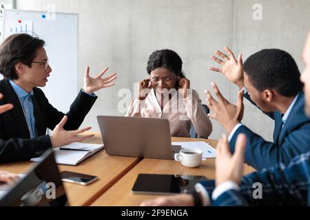Des collègues en colère crient au poste de responsable féminin lors de la réunion au bureau Banque D'Images