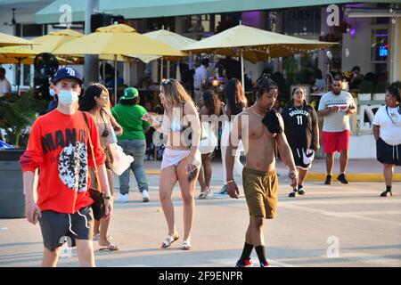 Miami Beach, États-Unis. 16 avril 2021. Une vue générale des gens sur Ocean Drive, Miami Beach, car les couvre-feux ont été levés dans le comté de Dade de Miami et les boîtes de nuit rouvriront le 16 avril 2021 à Miami Beach, en Floride. Comme la vaccination massive COVID-19 se déroule dans tout l'état de la Floride. (Photo de JL/Sipa USA) crédit: SIPA USA/Alay Live News Banque D'Images