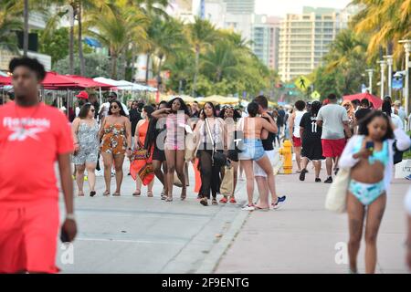Miami Beach, États-Unis. 16 avril 2021. Une vue générale des gens sur Ocean Drive, Miami Beach, car les couvre-feux ont été levés dans le comté de Dade de Miami et les boîtes de nuit rouvriront le 16 avril 2021 à Miami Beach, en Floride. Comme la vaccination massive COVID-19 se déroule dans tout l'état de la Floride. (Photo de JL/Sipa USA) crédit: SIPA USA/Alay Live News Banque D'Images