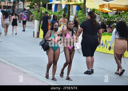 Miami Beach, États-Unis. 16 avril 2021. Une vue générale des gens sur Ocean Drive, Miami Beach, car les couvre-feux ont été levés dans le comté de Dade de Miami et les boîtes de nuit rouvriront le 16 avril 2021 à Miami Beach, en Floride. Comme la vaccination massive COVID-19 se déroule dans tout l'état de la Floride. (Photo de JL/Sipa USA) crédit: SIPA USA/Alay Live News Banque D'Images