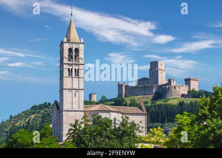 Assise, province de Pérouse, Ombrie, Italie. La basilique de Santa Chiara (ou Saint Clare) avec la forteresse du XIIe siècle de Rocca Maggiore derrière. Banque D'Images