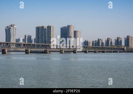 Paysage du pont du fleuve Qiantang et horizon de la ville moderne à Hangzhou, en Chine Banque D'Images