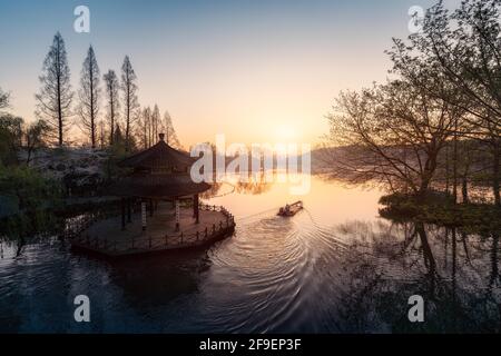 Paysage de lever du soleil à Maojiabu, un magnifique parc public du lac de l'Ouest à Hangzhou, en Chine Banque D'Images