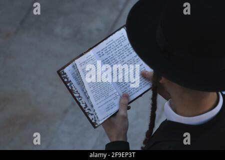 jérusalem, Israël. 29-03-2021. Une vue de dessus d'un juif ultra-orthodoxe priant pendant le service de prière du matin au mur occidental Banque D'Images