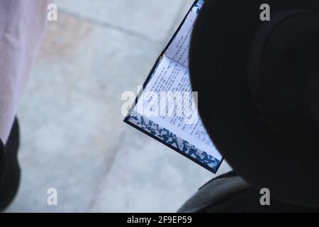 jérusalem, Israël. 29-03-2021. Une vue de dessus d'un juif ultra-orthodoxe priant pendant le service de prière du matin au mur occidental Banque D'Images