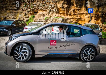 Petite runabout électrique avec laquelle vous pouvez conduire en silence la belle campagne Banque D'Images