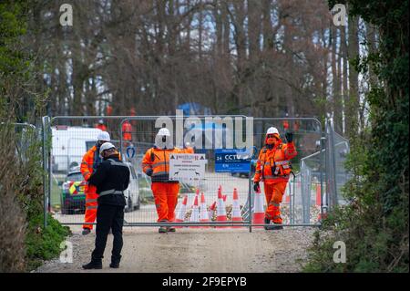 Aylesbury Vale, Buckinghamshire, Royaume-Uni. 16 avril 2021. L'entrée de l'enceinte HS2. Le protecteur de terre Mark Keir a intentée une action en justice contre Natural England à la suite de l'octroi d'une licence à HS2 Ltd pour la chute d'arbres dans l'ancienne forêt de Jones Hill Wood. Des chauves-souris barbastelles rares rôtissent dans les bois. Aujourd'hui, l'honorable juge Lang DBE a ordonné à HS2 et à leurs entrepreneurs de cesser de faire abattre les bois dans l'attente d'un procès à une date qui sera inscrite le 24 mai 2021 ou après. Connu localement sous le nom de Roald Dahl Woods, l'auteur pour enfants Roald Dahl a été inspiré d'écrire le fantastique M. Fox AS Banque D'Images