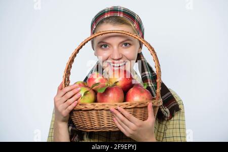 Une pomme parfaite. Épicerie. Commencez le régime des pommes. La femme aime les fruits naturels. Agriculteur jardinier récolte de pommes. Fille jardinier style rustique tenir blanc de pomme Banque D'Images