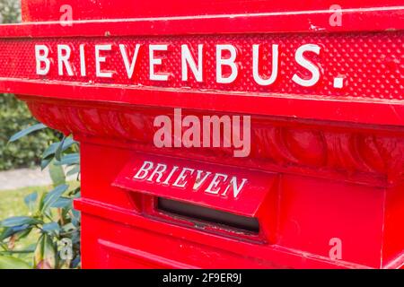 Boîte aux lettres rouge de style rétro dans le village historique d'Orvelte, pays-Bas Banque D'Images