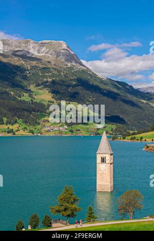 Belle vue aérienne du lac Resia et clocher submergé, Curon (Graun) Venosta, Tyrol du Sud, Italie Banque D'Images