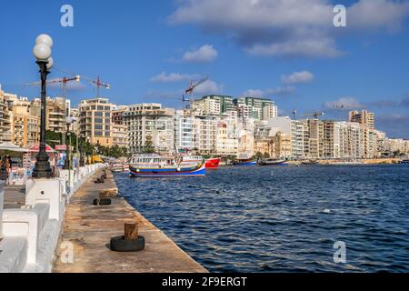 Sliema ville horizon à Malte, front de mer de Marsamxett Harbour dans la mer Méditerranée Banque D'Images