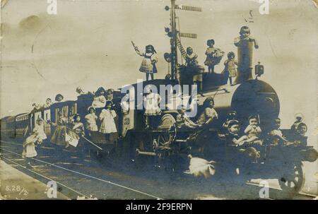 Vieille carte postale des enfants train passagers vers 1910 Banque D'Images