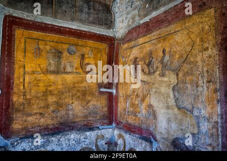 Lararium dédié aux divinités égyptiennes de la Maison des Cupidés d'Or dans l'ancienne ville romaine de Pompéi, Pompéi, Campanie, Italie Banque D'Images