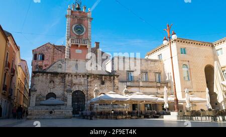 Vue panoramique sur la place principale en en Zadar, destination touristique populaire en Croatie, l'Europe. Banque D'Images