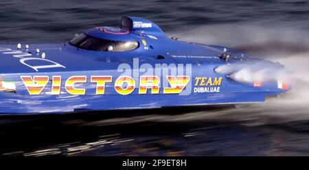 GRAND PRIX INTERNATIONAL DES BATEAUX À MOTEUR OFFSHORE DE CLASSE 1 NOV. 2000 À FUJAIRAH AUX ÉMIRATS ARABES UNIS. 3/11/2000. VICTORY 1 (EAU) PILOTE 1 KHALFAN (EAU) ET PILOTE 2 ALI NASSER (EAU) Banque D'Images