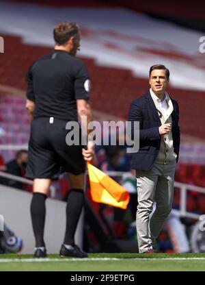 Scott Parker, directeur de Fulham (à droite), s'entretient avec un fonctionnaire lors du match de la Premier League au stade Emirates, Londres. Date de la photo: Dimanche 18 avril 2021. Banque D'Images