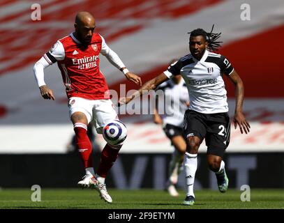 Alexandre Lacazette (à gauche) d'Arsenal et Andre-Frank Zambo Anguissa de Fulham se battent pour le ballon lors du match de la Premier League au stade Emirates, Londres. Date de la photo: Dimanche 18 avril 2021. Banque D'Images