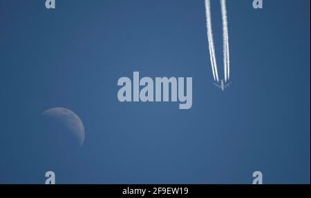 Londres, Royaume-Uni. 18 avril 2021. La phase du croissant de lune est passée par un Boeing 747 Jumbo Jet de Saudia Cargo de New York en route vers Liège dans un ciel bleu clair au-dessus de Londres. Crédit : Malcolm Park/Alay Live News. Banque D'Images