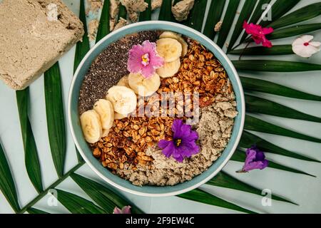 Bol à smoothie avec graines de bananes et granola de la halva Banque D'Images