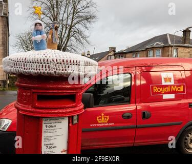 Couvercles ou haches crochetés sur le dessus des boîtes à bornes avec Un thème de Noël Banque D'Images