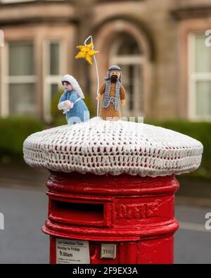 Couvercles ou haches crochetés sur le dessus des boîtes à bornes avec Un thème de Noël Banque D'Images