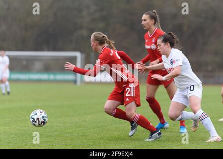 Laura Donhauser (2 FC Bayern München II) et Jonna Brengel (10 Eintracht Frankfurt II) pendant le 2. Frauen Bundesliga match entre le FC Bayern Munich II et Eintracht Frankfurt II au Sportpark Aschheim, Allemagne. Banque D'Images