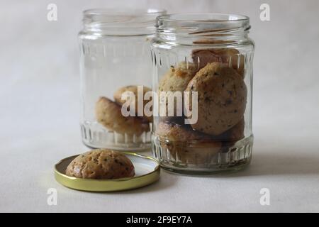 Biscuits de masala faits maison dans une bouteille de verre. Les biscuits au masala sont doux et sont également épicés avec des saveurs d'échalotes, d'ail, de cannelle, de cardamome, de fenouil Banque D'Images