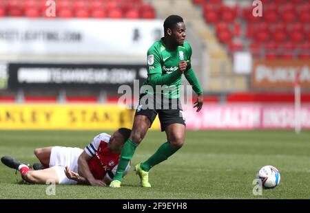 Jonathan Leko de Birmingham City (à droite) et Richard Wood de Rotherham United se battent pour le ballon lors du match du championnat Sky Bet au stade AESSEAL New York, Rotherham. Date de la photo: Dimanche 18 avril 2021. Banque D'Images