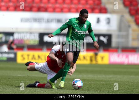 Jonathan Leko de Birmingham City (à droite) et Richard Wood de Rotherham United se battent pour le ballon lors du match du championnat Sky Bet au stade AESSEAL New York, Rotherham. Date de la photo: Dimanche 18 avril 2021. Banque D'Images