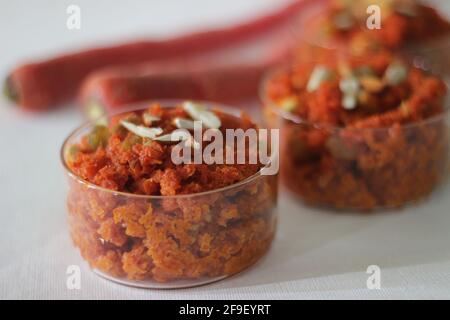 Dessert sucré à base de carottes provenant du sous-continent indien. Fait avec des carottes râpées, du lait, du sucre et de la cardamome. Également connu sous le nom de Gajar ka halwa. SHO Banque D'Images