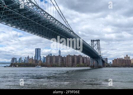 Brooklyn, NY - États-Unis - 17 avril 2021 : vue sur le pont de Williamsburg, un pont suspendu dans la ville de New York, de l'autre côté de l'East River reliant Manhattan Banque D'Images