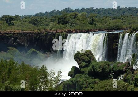 Chutes d'Iguazu, l'une des sept nouvelles merveilles de la nature. Patrimoine mondial de l'UNESCO. Vue du côté argentin. Banque D'Images