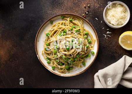 Spaghetti de pâtes de blé entier en plaque de céramique Banque D'Images