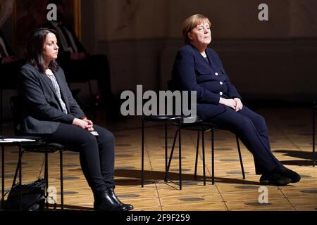 Berlin, Allemagne. 18 avril 2021. La Chancelière allemande Angela Merkel (CDU, r) et un parent d'une victime de la pandémie de Corona assistent à un service commémoratif pour ceux qui sont morts à la pandémie de Corona en Allemagne, au Konzerthaus sur le Gendarmenmarkt. Crédit : Michael Sohn/POOL AP/dpa/Alay Live News Banque D'Images
