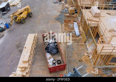 Nouveaux appartements en construction maison construction résidentielle développement d'un bâtiment en bois matériaux de construction pile de panneaux construction poutre de cadre en bois Banque D'Images