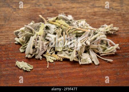 feuilles de thé sec aux herbes, une pile sur un bois rustiques et abîmé Banque D'Images