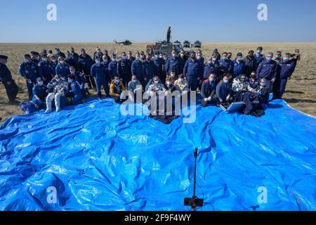 Zhezkazgan, Kazakhstan. 18 avril 2021. Expédition 64 l'astronaute de la NASA, Kate Rubins, à gauche, le cosmonaute de Roscosmos Serguey Ryzhikov, au centre, et le cosmonaute de Roscosmos Sergueï Kud-Sverchkov, assis dans des chaises à l'extérieur de l'engin spatial MS-17 de Soyouz après avoir atterri dans une zone éloignée près de la ville de Zhezkazgan, au Kazakhstan, le samedi 17 avril 2021. Rubins, Ryzhikov et Kud-Sverchkov sont retournés après 185 jours dans l'espace après avoir servi comme membres d'équipage de l'expédition 63-64 à bord de la Station spatiale internationale. NASA photo par Bill Ingalls/UPI crédit: UPI/Alamy Live News Banque D'Images