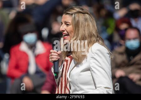 Madrid, Espagne. 18 avril 2021. Troisième vice-président du gouvernement et ministre du travail et de l'économie sociale, Yolanda DÌaz s'exprime lors d'une réunion de campagne pour les élections régionales à LavapiÈs. Crédit : SOPA Images Limited/Alamy Live News Banque D'Images