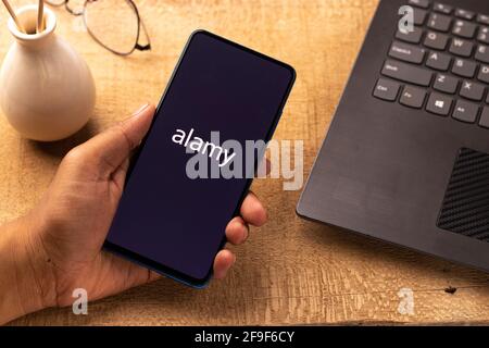 Assam, inde - 19 avril 2021 : logo Alamy sur image de stock d'écran de téléphone. Banque D'Images