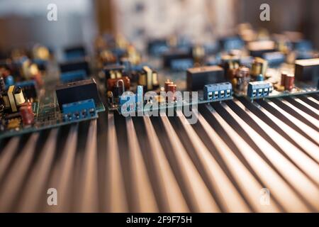 Les microcircuits et les composants se trouvent sur des plaques métalliques Banque D'Images