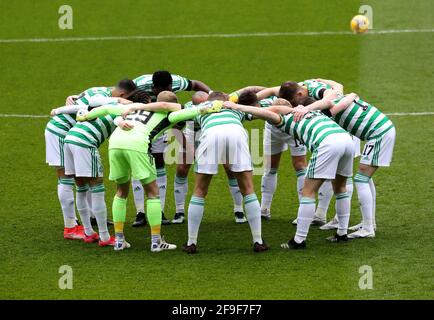 Les joueurs celtes se réunissent sur le terrain avant le quatrième tour de la coupe écossaise à Ibrox, Glasgow. Date de la photo: Dimanche 18 avril 2021. Banque D'Images